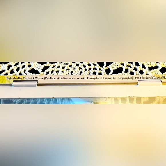 Vintage Beatrix Potter Peter Rabbit Tin Pencil Case - Picture 3 of 4